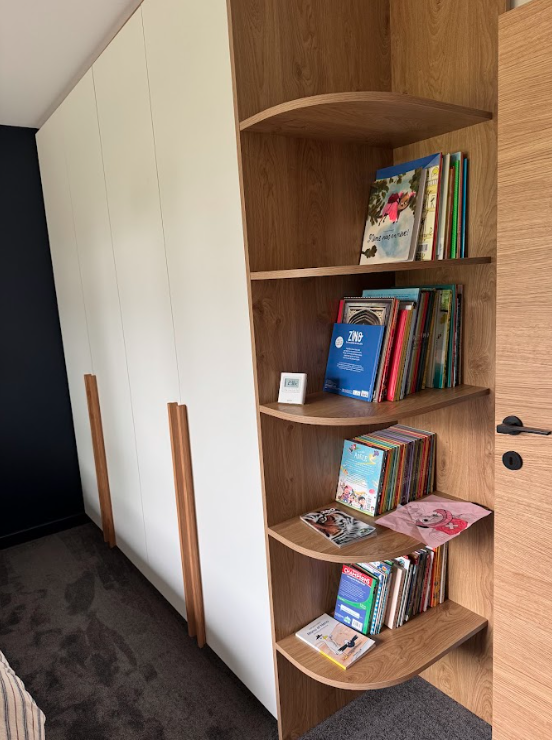 Placard avec bibliothèque intégrée