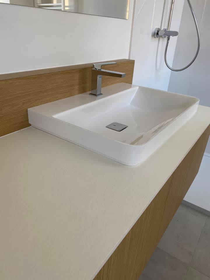 Meubles de salle de bain bois clair et blanc