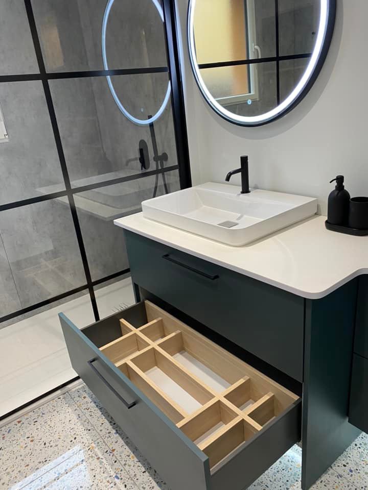 Meubles de salle de bain anthracites et bois