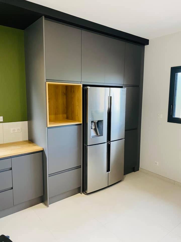 Cuisine contemporaine bois et gris anthracite