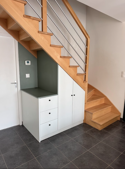 Meuble sous-escalier et claustra