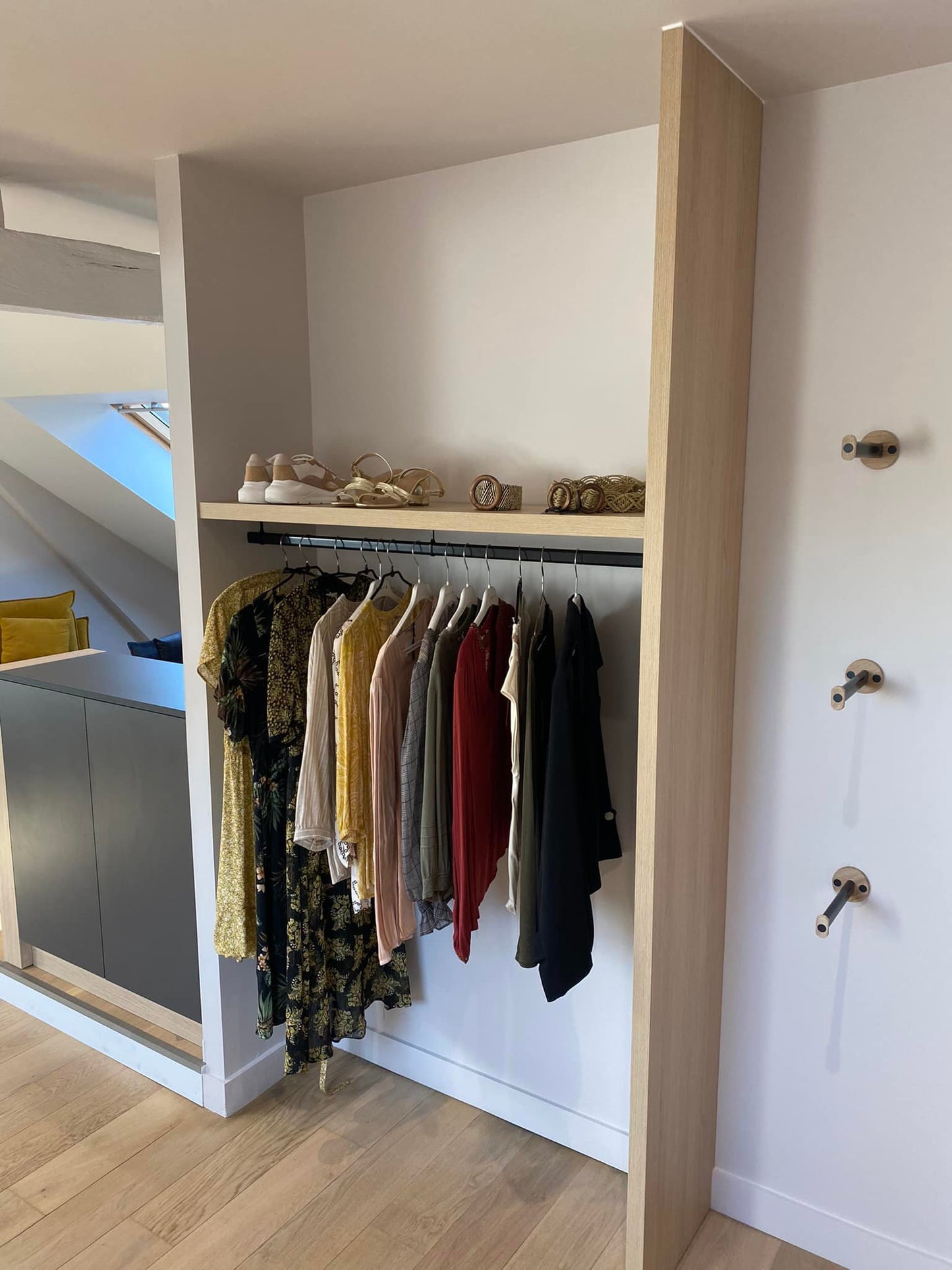 Chambre sous combles en bois clair