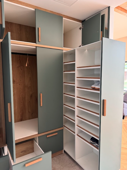 Dressing d’entrée vert sauge et bois naturel