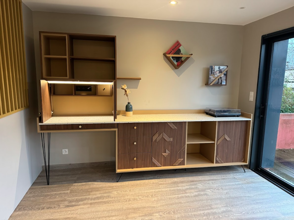 Bureau sur mesure design bois et terrazzo