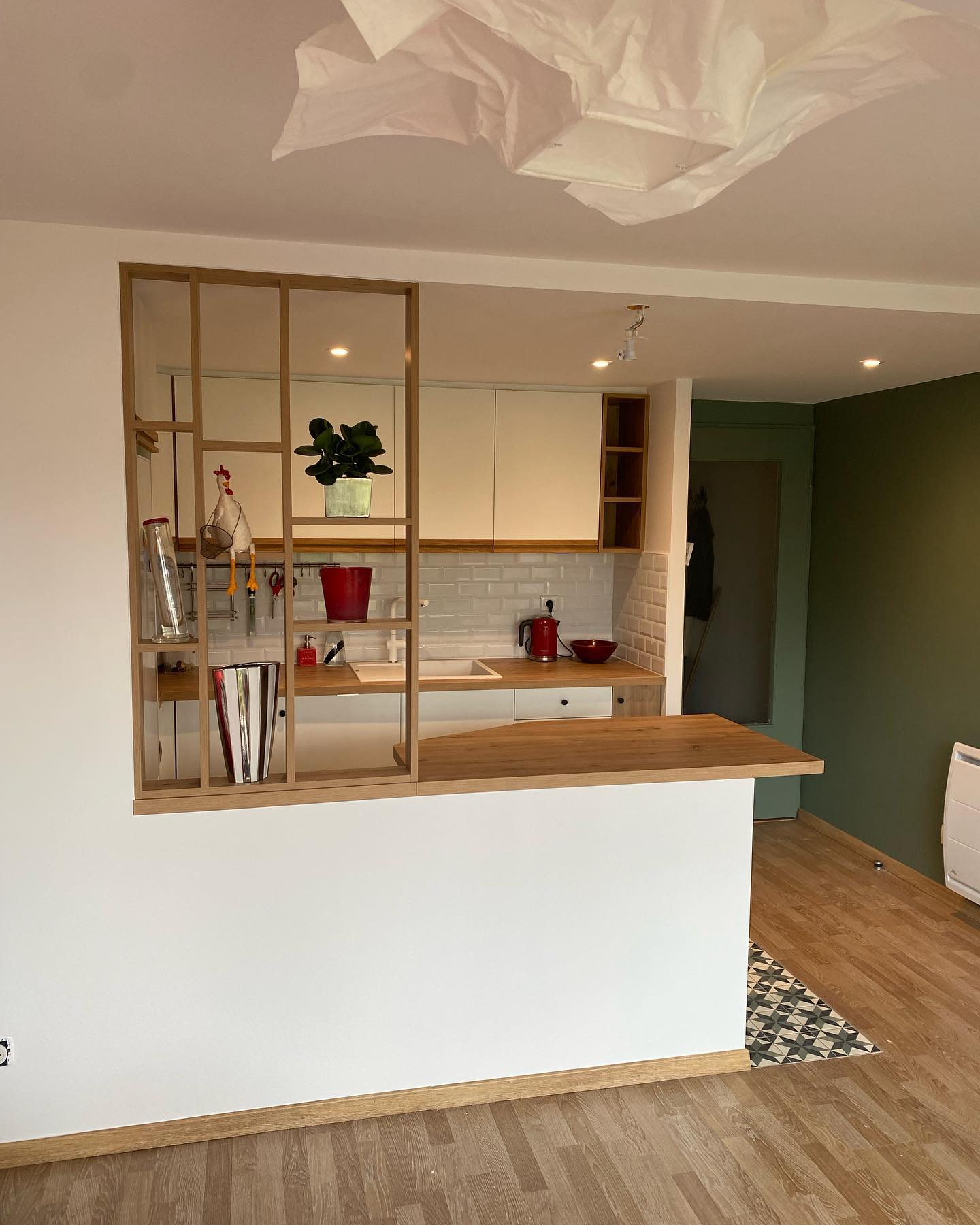 Cuisine blanche et bois clair