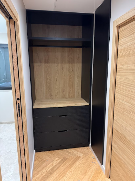 Dressing sur mesure en bois et noir mat