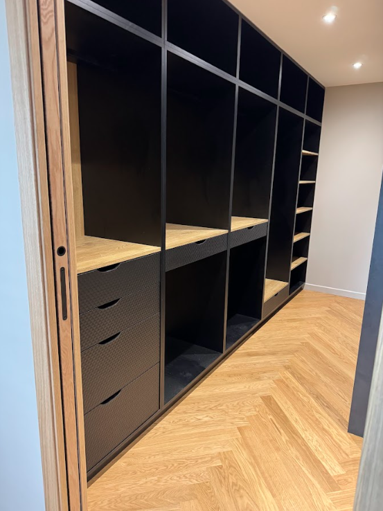 Dressing sur mesure en bois et noir mat
