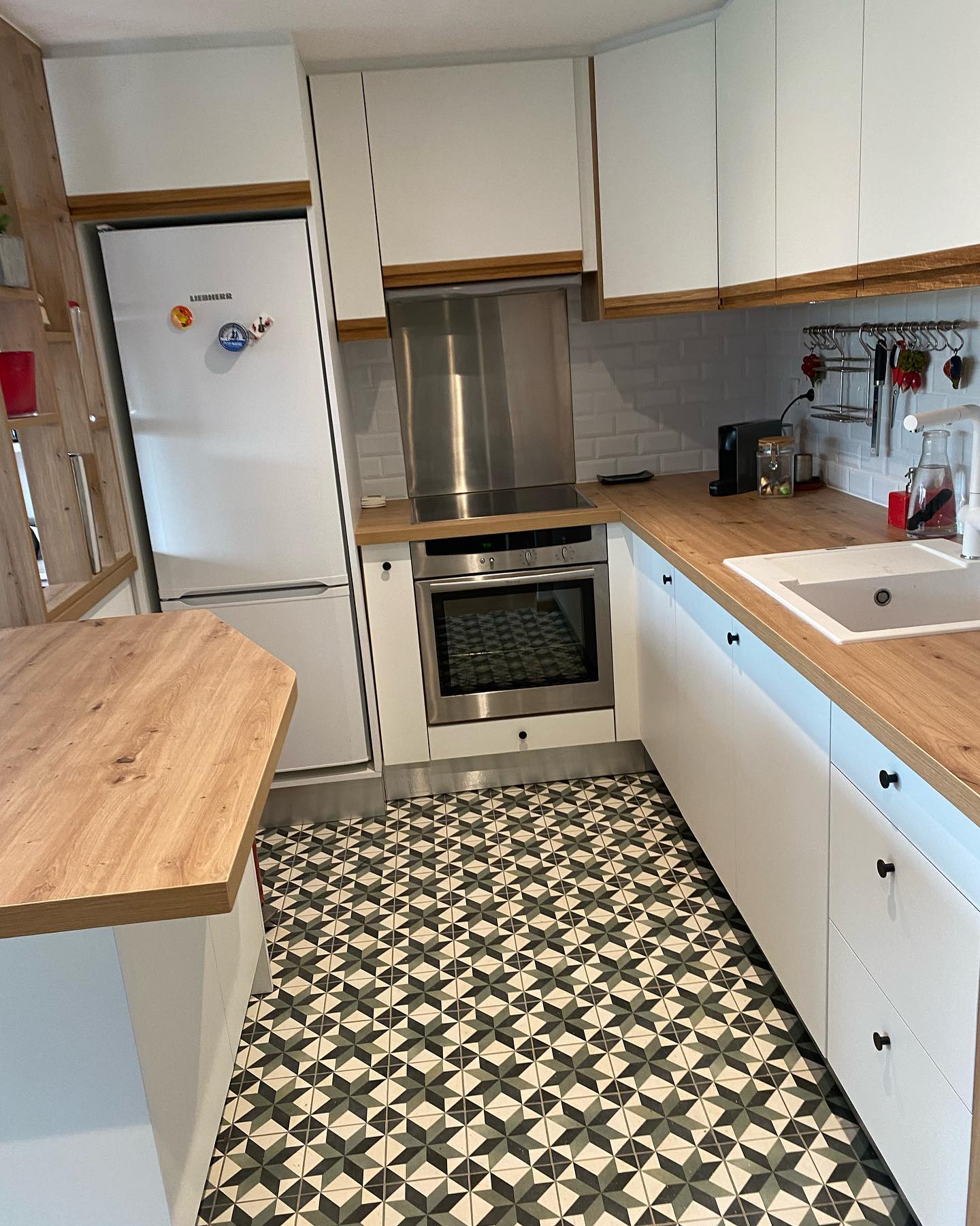 Cuisine blanche et bois clair