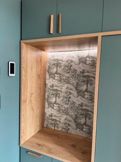 Dressing d’entrée vert sauge et bois naturel