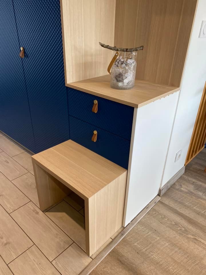 Meuble sous escalier bleu