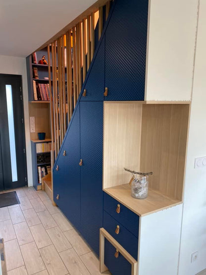 Meuble sous escalier bleu