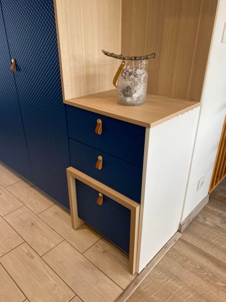 Meuble sous escalier bleu