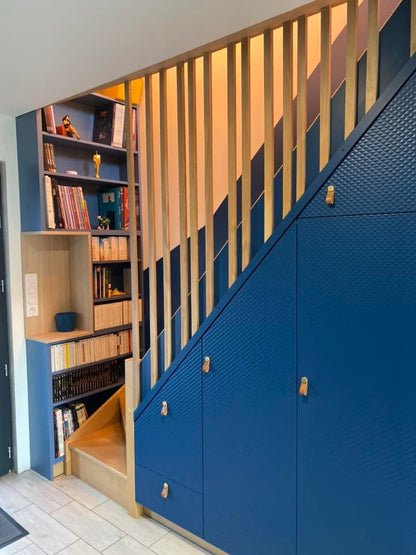 Meuble sous escalier bleu