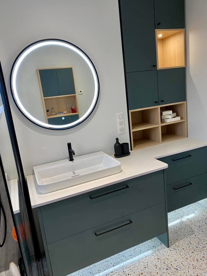 Meubles de salle de bain anthracites et bois