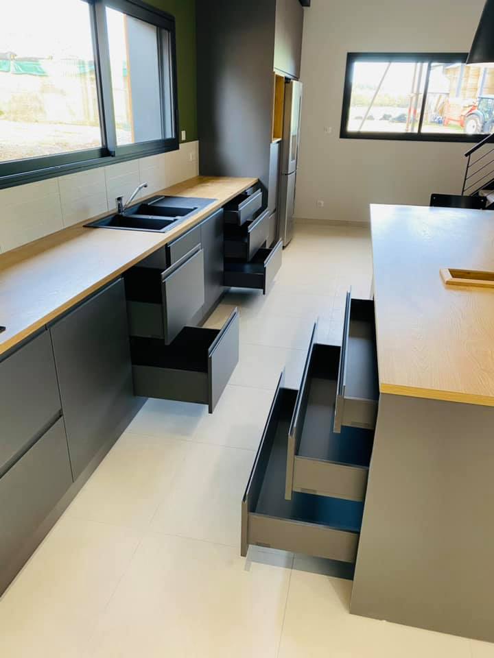 Cuisine contemporaine bois et gris anthracite