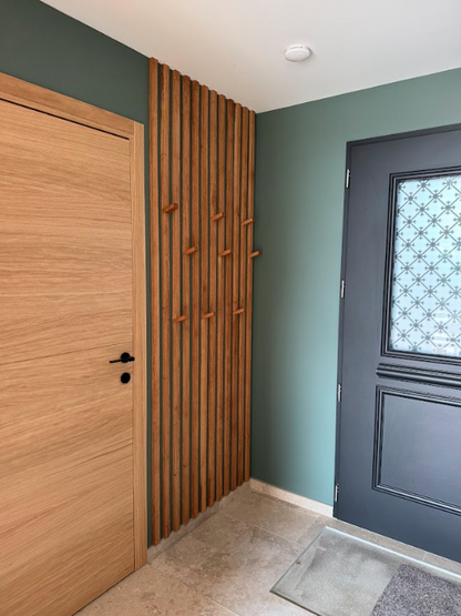 Dressing d’entrée vert sauge et bois naturel