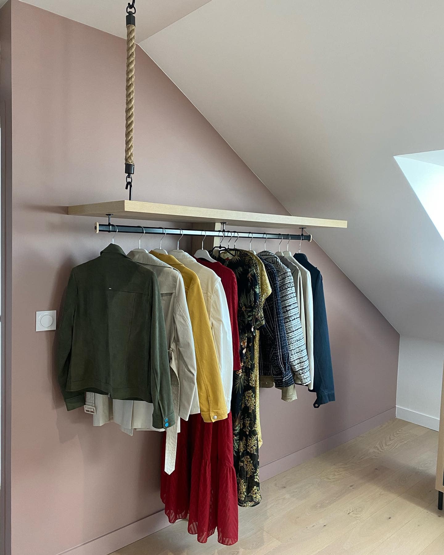 Chambre sous combles en bois clair