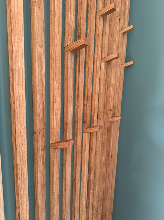 Dressing d’entrée vert sauge et bois naturel