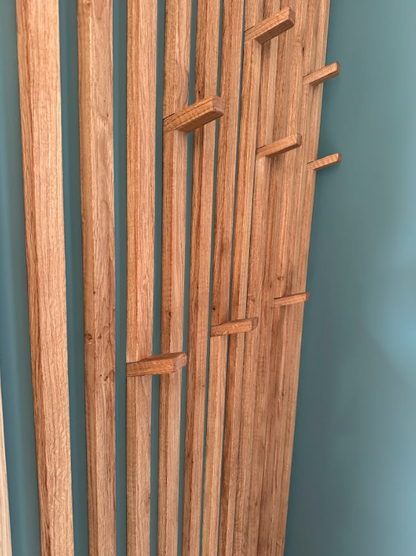 Dressing d’entrée vert sauge et bois naturel