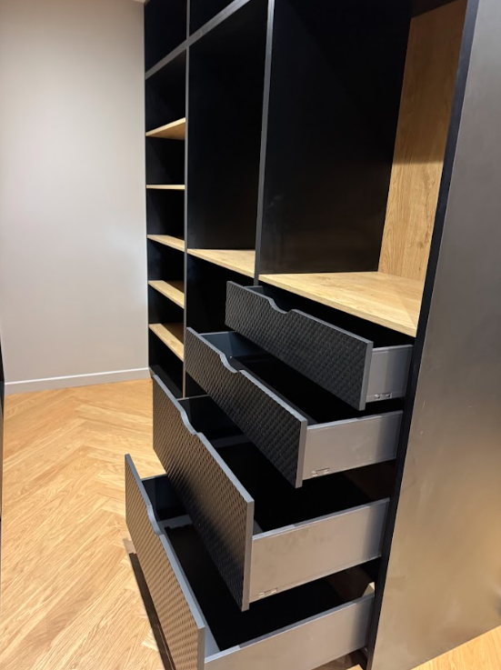 Dressing sur mesure en bois et noir mat