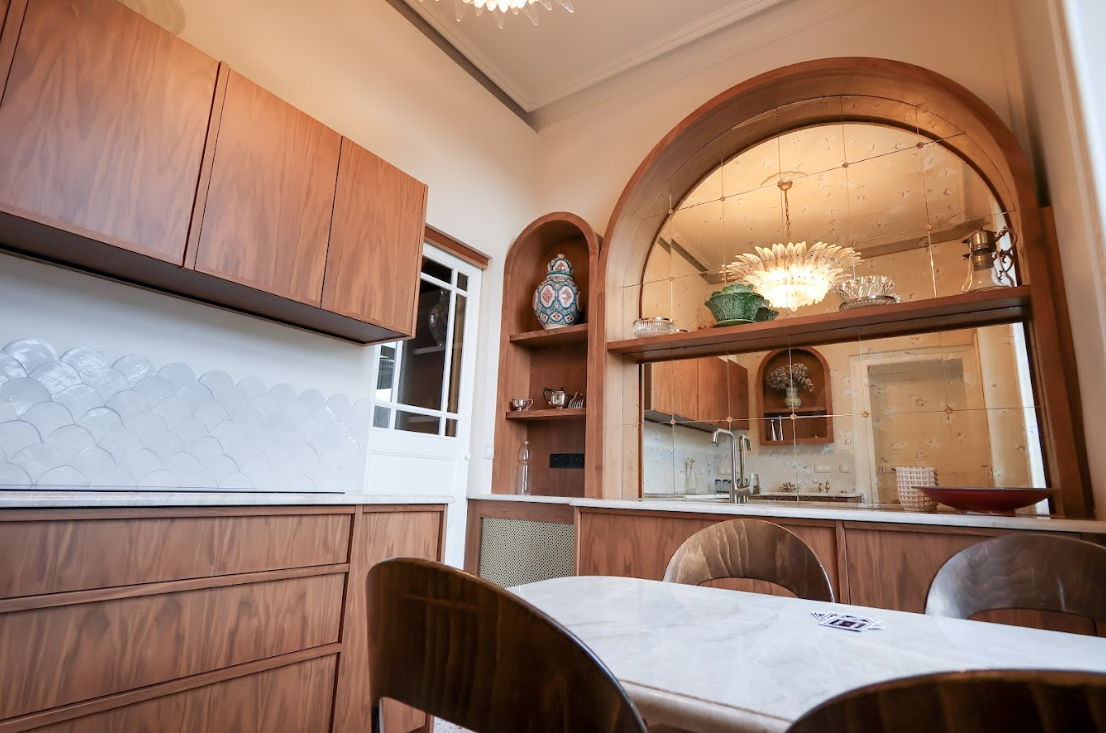 Cuisine en noyer avec arches