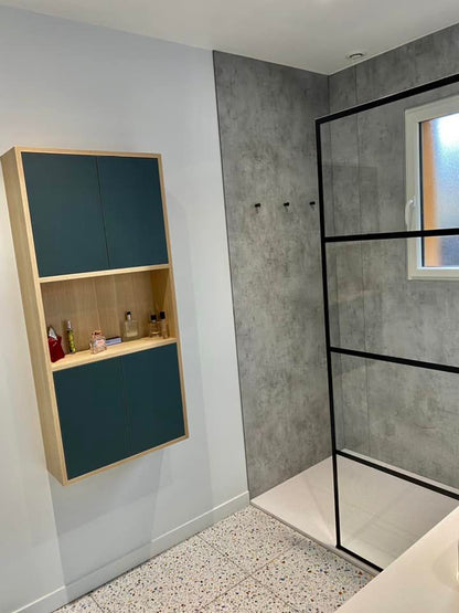 Meubles de salle de bain anthracites et bois