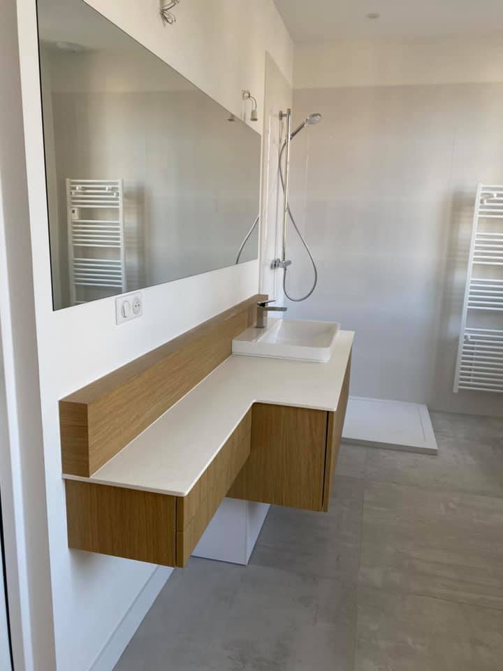 Meubles de salle de bain bois clair et blanc