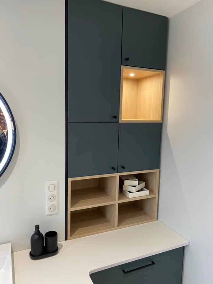 Meubles de salle de bain anthracites et bois