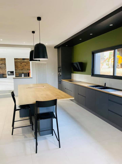 Cuisine contemporaine bois et gris anthracite