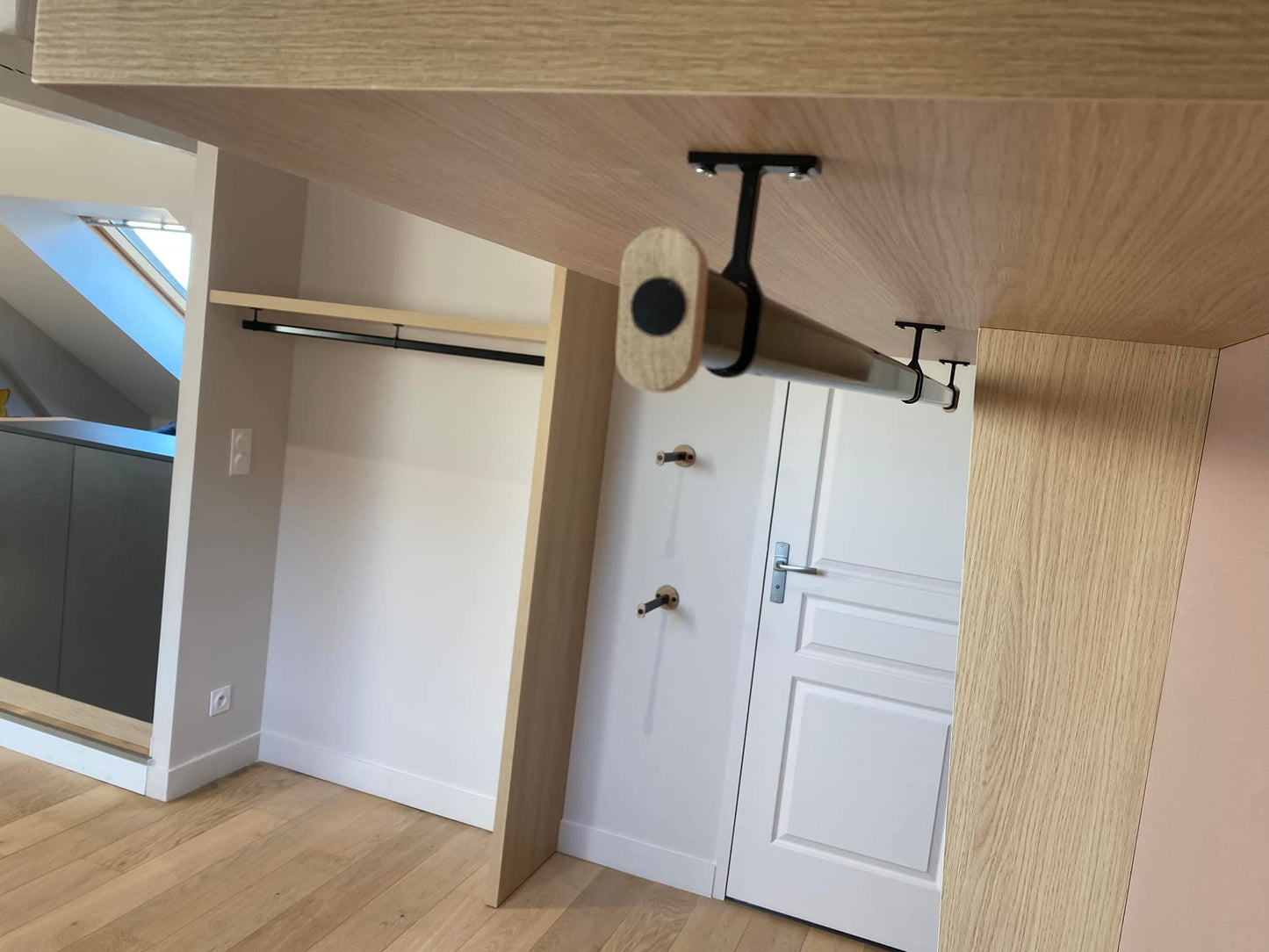 Chambre sous combles en bois clair