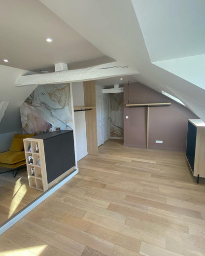 Chambre sous combles en bois clair