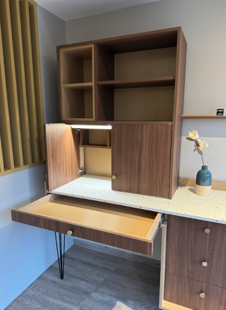 Bureau sur mesure design bois et terrazzo