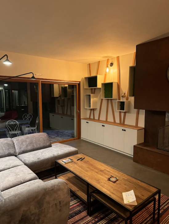 Meuble salon avec étagères nature