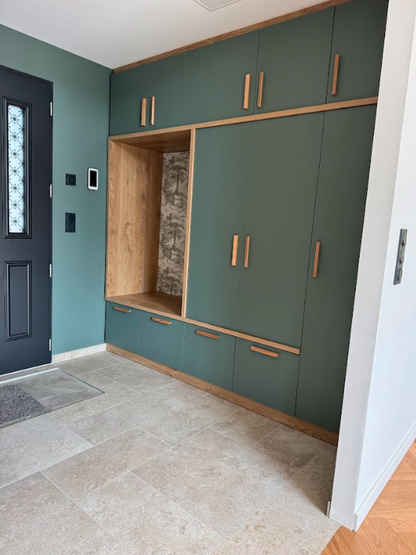 Dressing d’entrée vert sauge et bois naturel