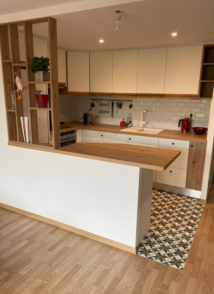 Cuisine blanche et bois clair