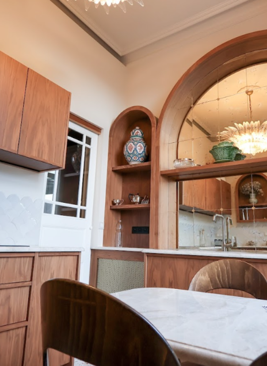 Cuisine en noyer avec arches