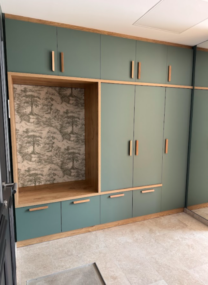 Dressing d’entrée vert sauge et bois naturel