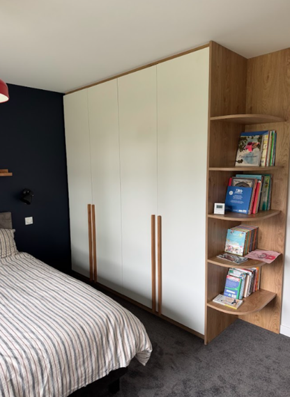 Placard avec bibliothèque intégrée