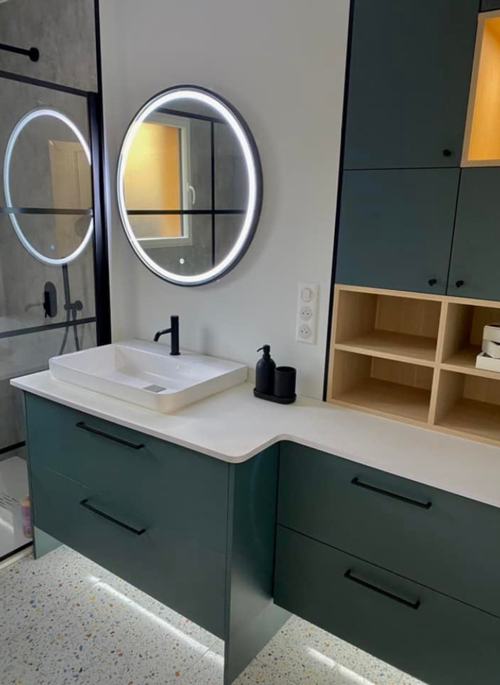 Meubles de salle de bain anthracites et bois