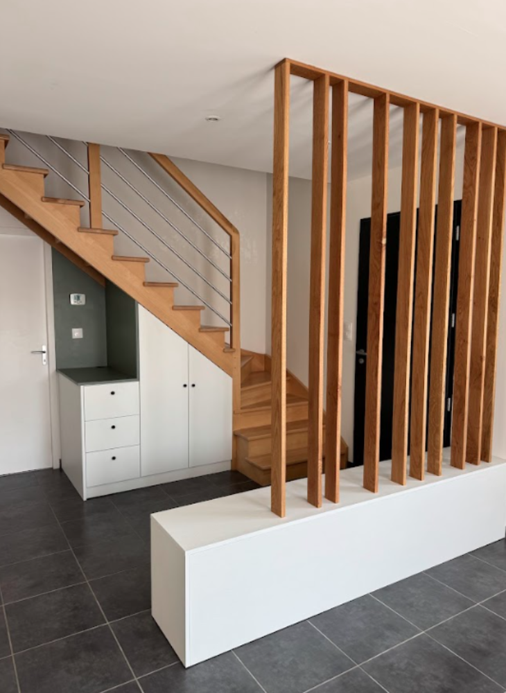 Meuble sous-escalier et claustra