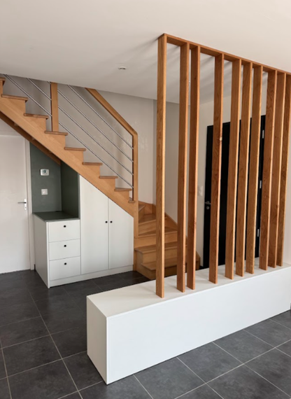 Meuble sous-escalier et claustra